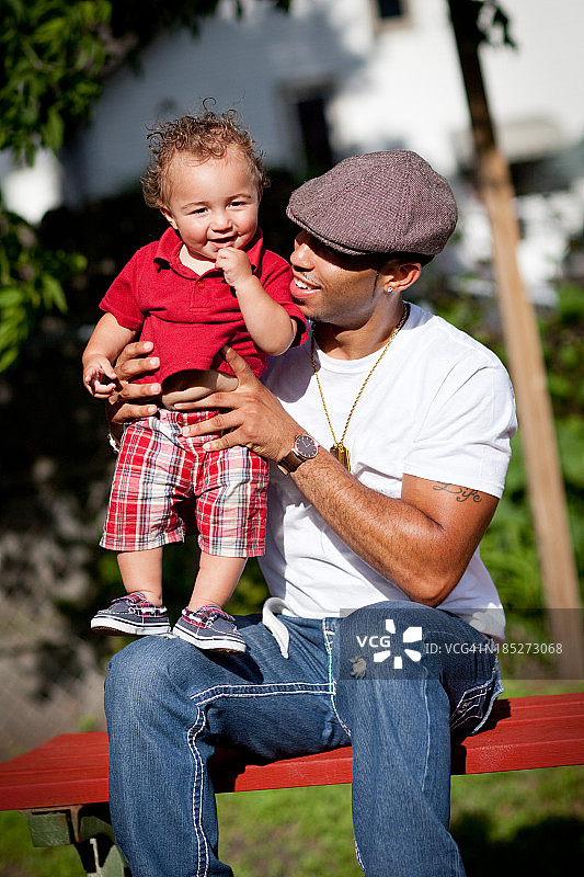 快乐的，年轻的父亲和他的儿子在户外享受夏天图片素材