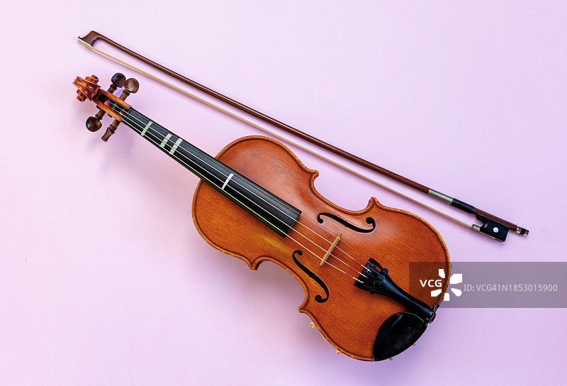 小提琴在粉红色背景上的高角度视图图片素材