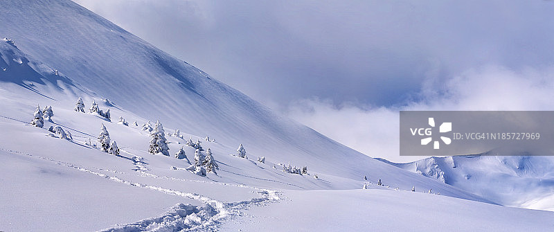 雪山的全景。暴风雪图片素材