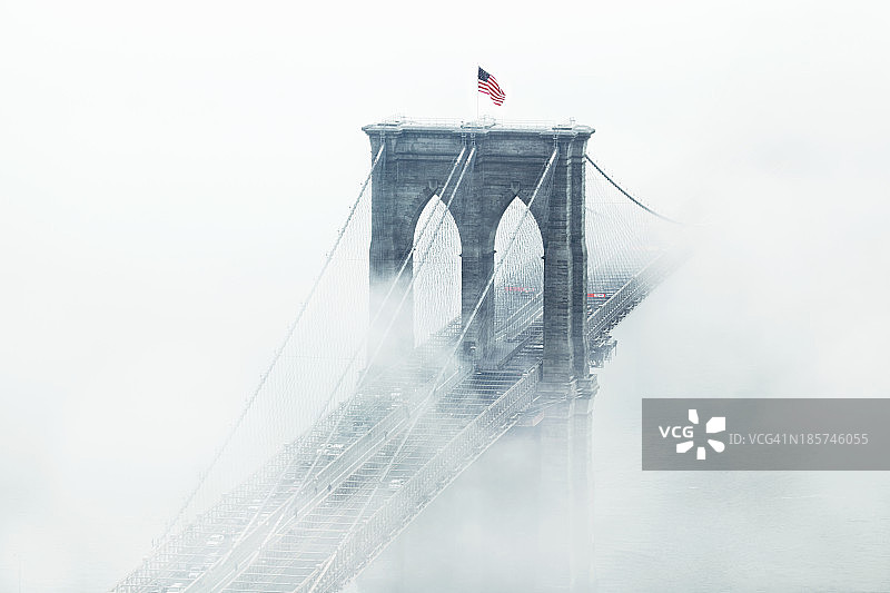 雾中的布鲁克林大桥图片素材