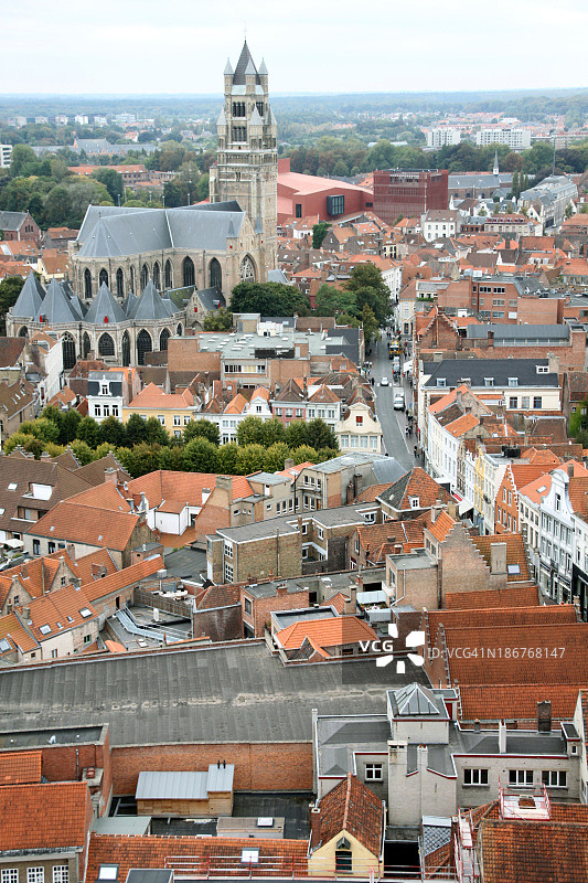 在比利时布鲁日，从空中俯瞰圣萨尔瓦多大教堂和天际线图片素材