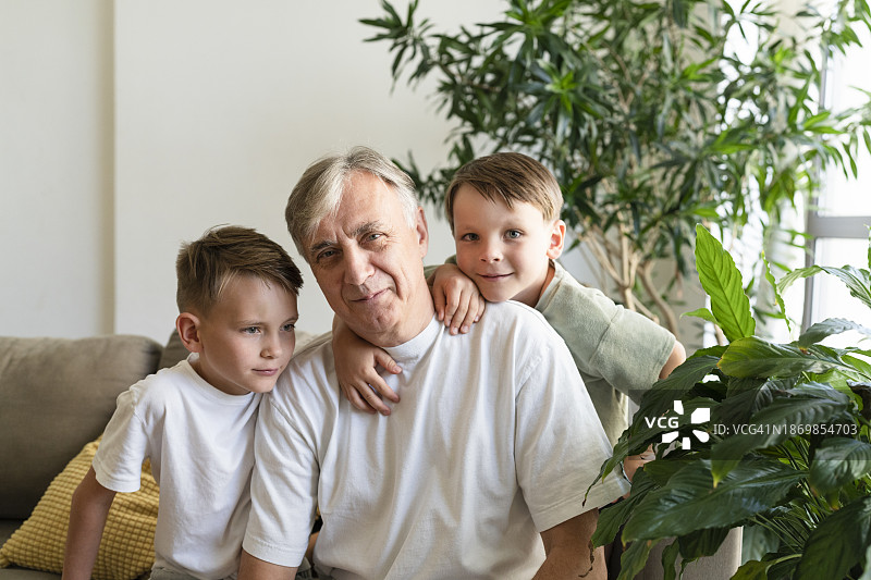 老人和孙子们坐在家里的客厅里图片素材