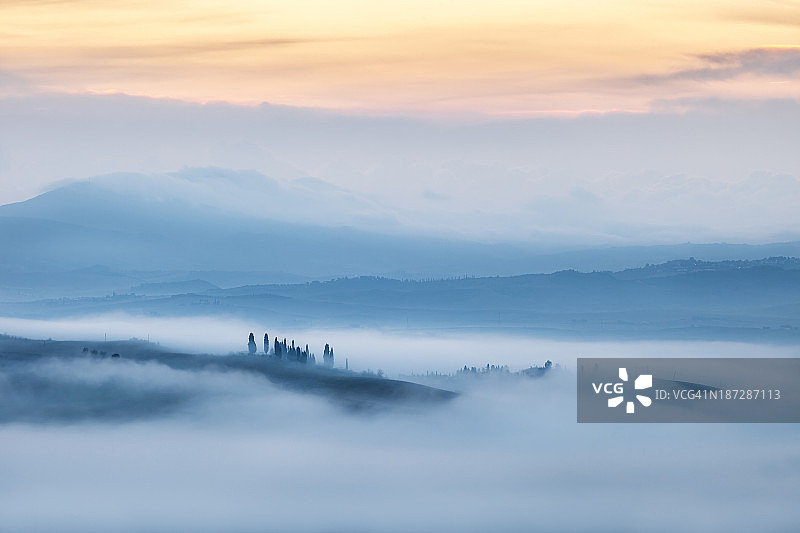 风景与柏树和晨雾日出前，托斯卡纳，意大利图片素材