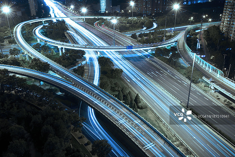 城市公路夜间交通图片素材
