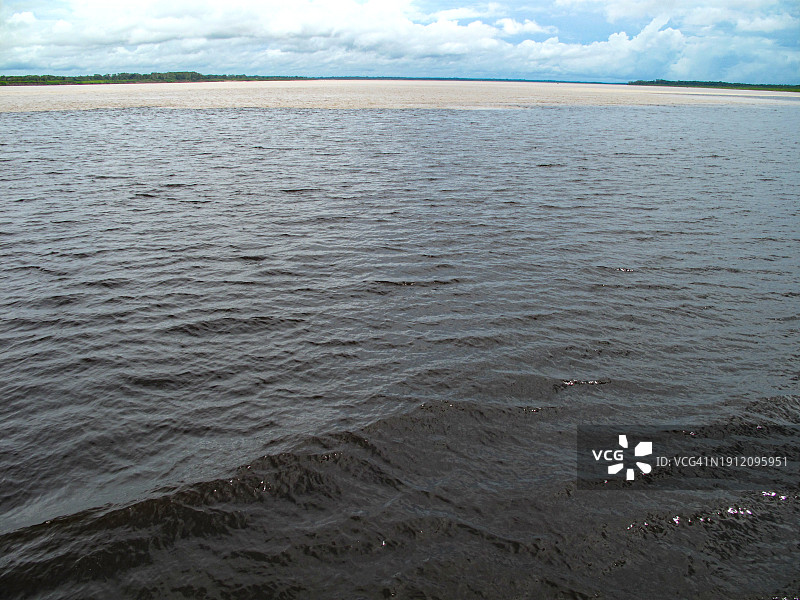 内格罗河与Solimões河汇合，形成亚马逊河，位于巴西马瑙斯市附近图片素材