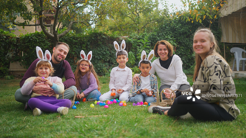 图为一群孩子和家长在家庭花园参加复活节活动图片素材