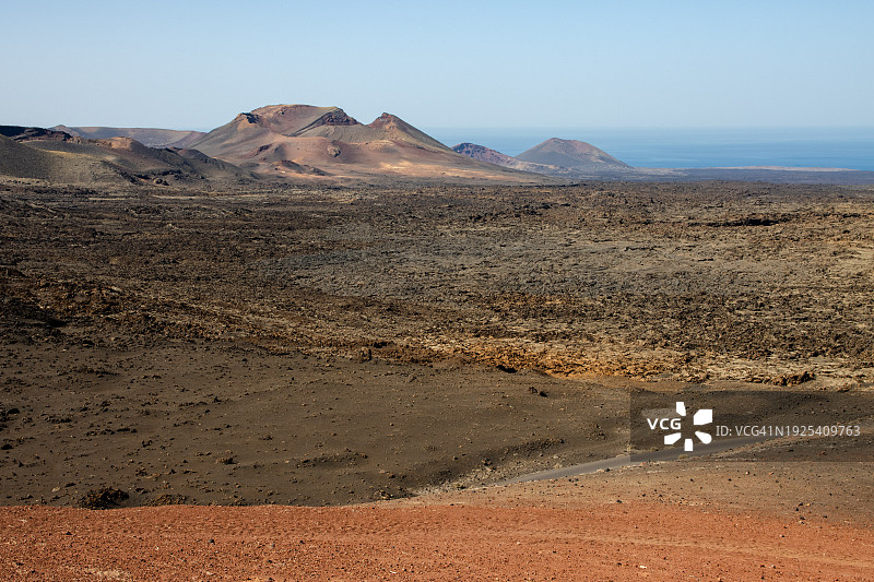 晴空映衬下的沙漠美景图片素材