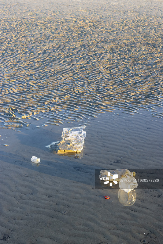 海滩上有塑料垃圾，没有人图片素材