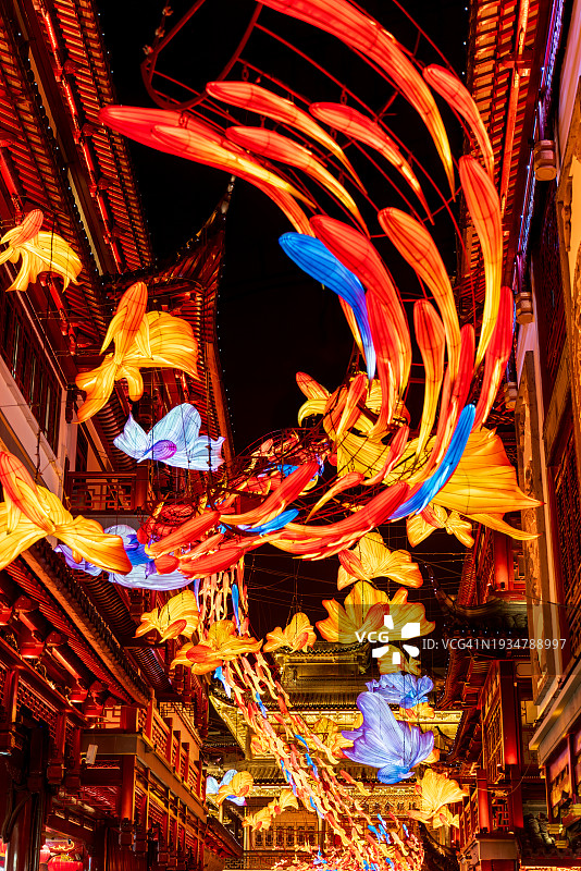 上海豫园在春节庆祝活动中灯火通明图片素材