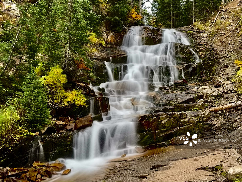 美国犹他州盐湖城县森林中的瀑布景观图片素材