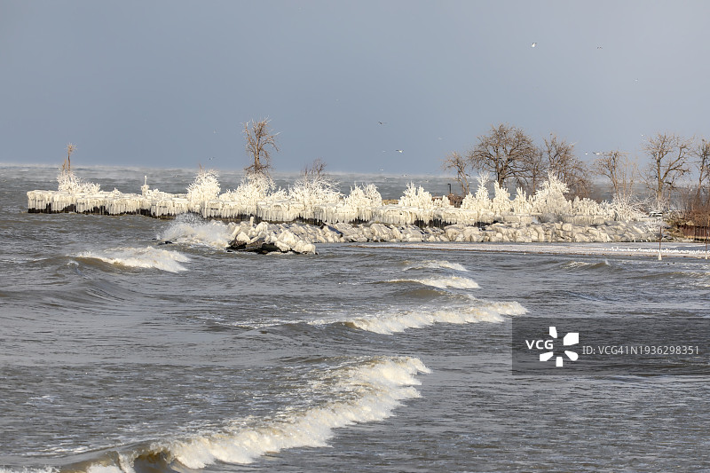 冬季风暴中的伊利湖岸边图片素材