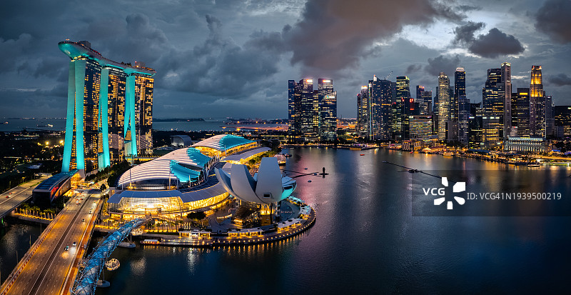 新加坡城市夜景无人机飞行全景图图片素材