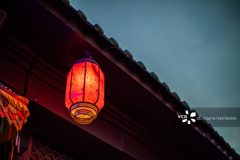北京四合院胡同里的春节花灯图片素材