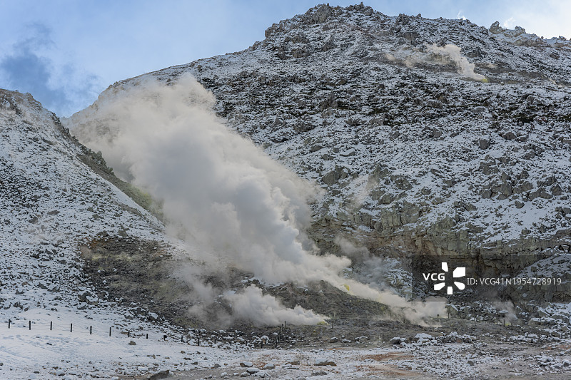 伊奥山(atosanupuri) -火山活动、硫磺矿床和喷气孔，靠近日本北海道川原森图片素材