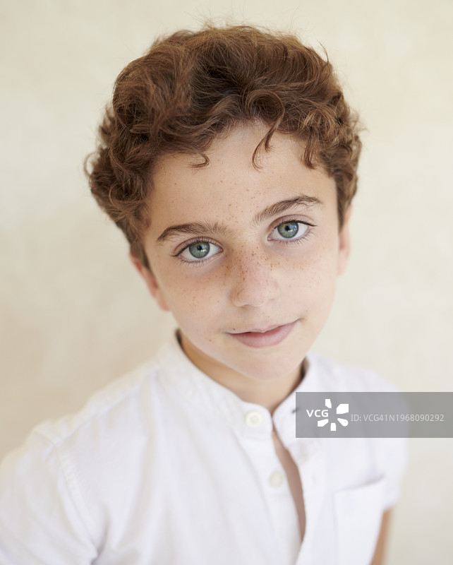 漂亮的红头发蓝眼睛西班牙男孩画像图片素材
