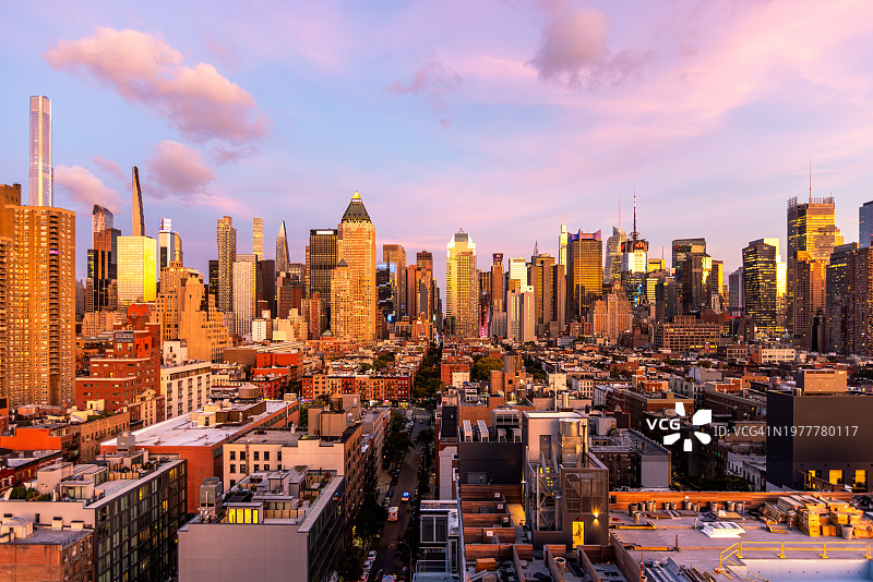 空中广角视角的纽约市天际线在多彩的充满活力的日落，美国图片素材