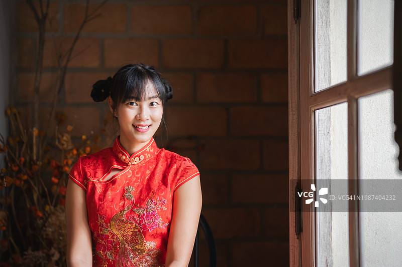 文化光辉:穿着中国传统服饰的亚洲年轻女性肖像。图片素材