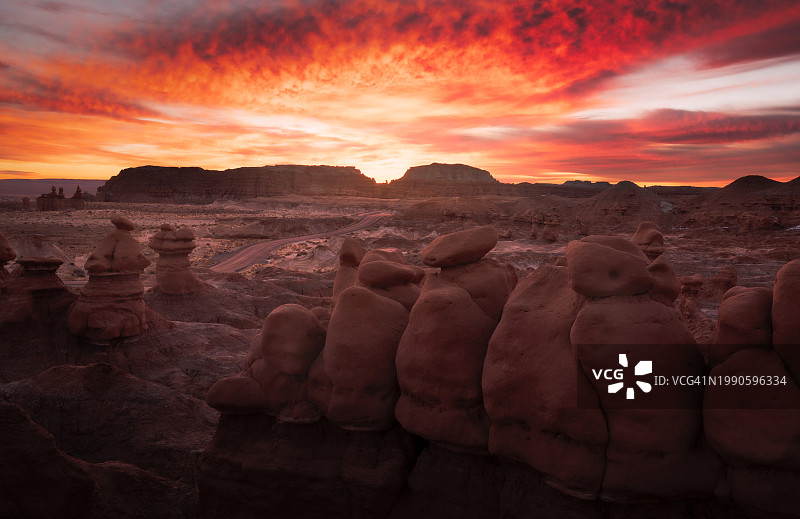 日落时分，美国犹他州埃默里县的岩层映衬着天空图片素材