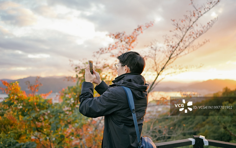 日本亚洲人在日本独自旅行使用手机看GPS地图在天野町日本图片素材