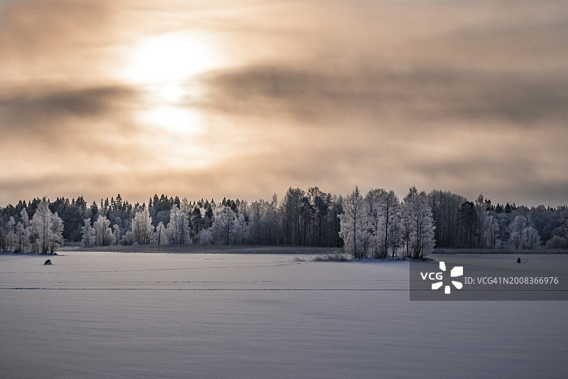 白雪覆盖的大地映衬着天空的美景图片素材