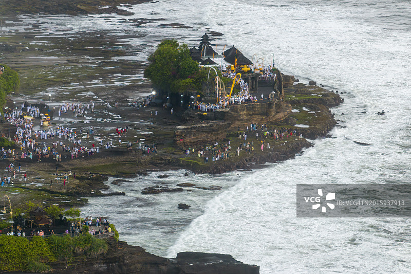 塔纳洛特的空中无人机是印度尼西亚巴厘岛附近的一个岩层。它是古印度教朝圣寺庙Pura Tanah Lot的所在地。图片素材