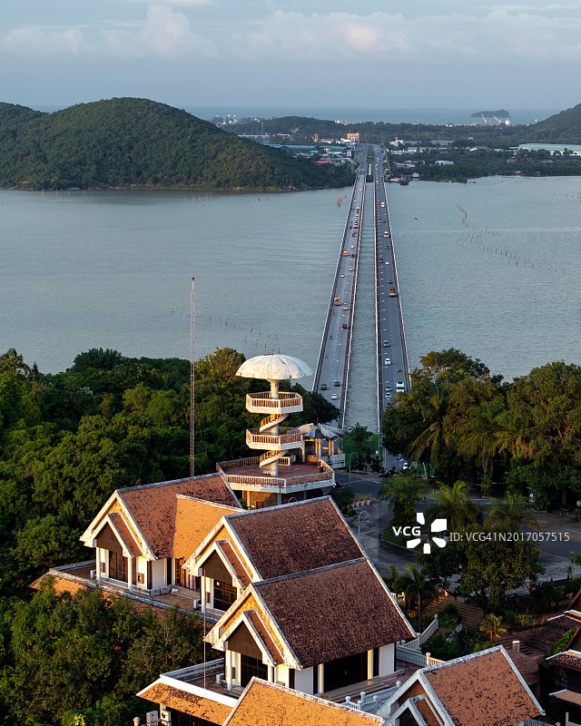 廷素拉暖大桥的空中无人机。泰国宋卡省的混凝土桥还很长。为通信而开发。图片素材