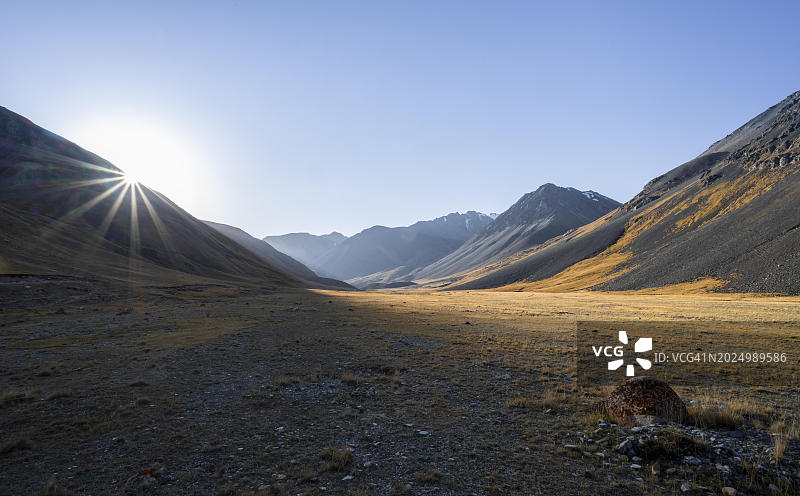 日出时的山谷，太阳的星星，贫瘠的景观，布尔汗山谷，天山，伊塞克库尔省，吉尔吉斯斯坦，亚洲图片素材