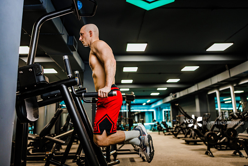 肌肉男在健身房锻炼胸部图片素材