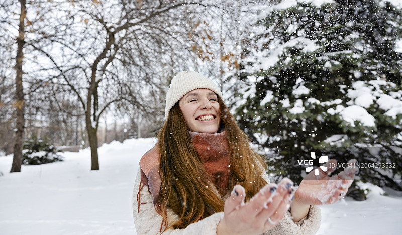 在冬季公园玩雪的快乐女人图片素材