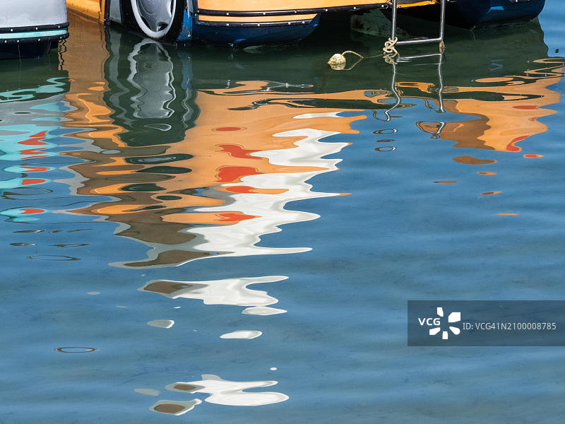 一艘脚踏船在海上的倒影，抽象图案，拉布，拉布岛，克瓦纳湾湾，克罗地亚，欧洲图片素材