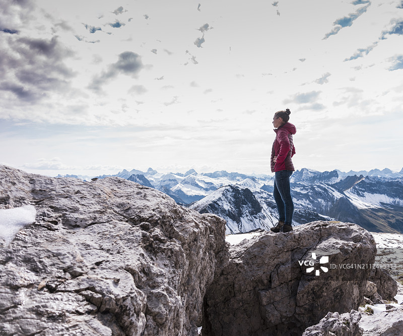 年轻的徒步旅行者站在德国巴伐利亚阿尔卑斯山的山上图片素材