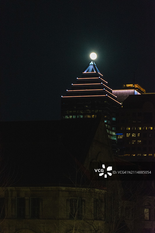 月亮映衬着蒙特利尔的摩天大楼图片素材