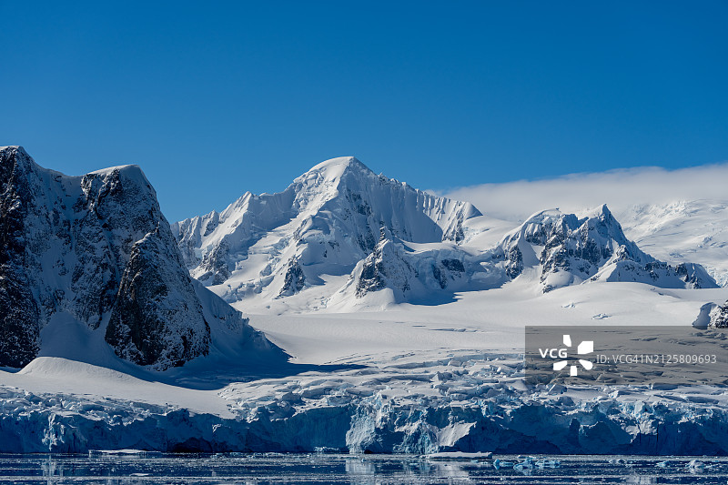 靠近彼得曼岛的南极半岛。南极洲图片素材