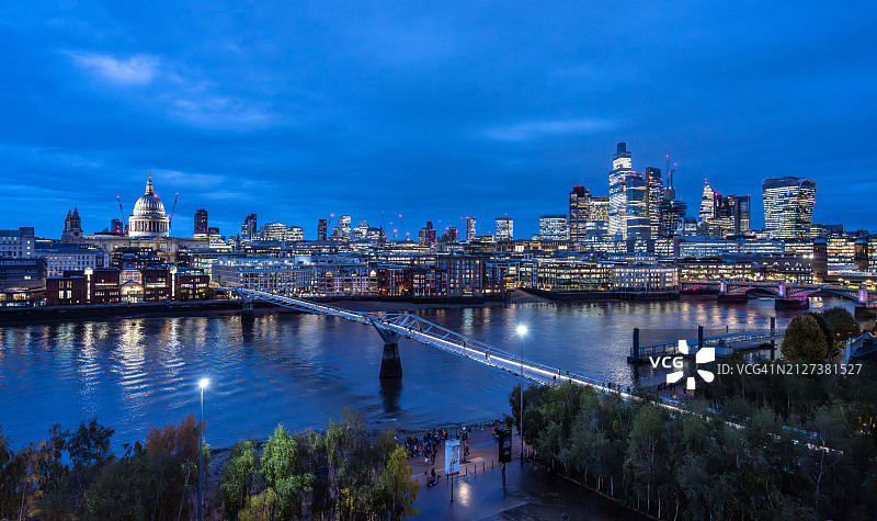 泰晤士河和伦敦城的黄昏景色图片素材