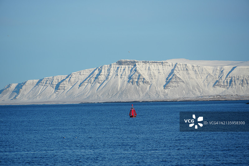 冰岛，蔚蓝的天空衬托着美丽的海景图片素材