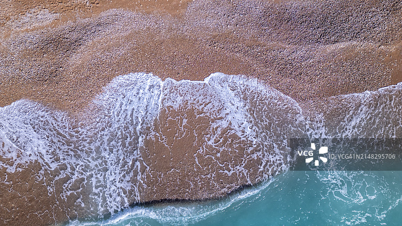 一个大浪拍打着海岸的海滩图片素材