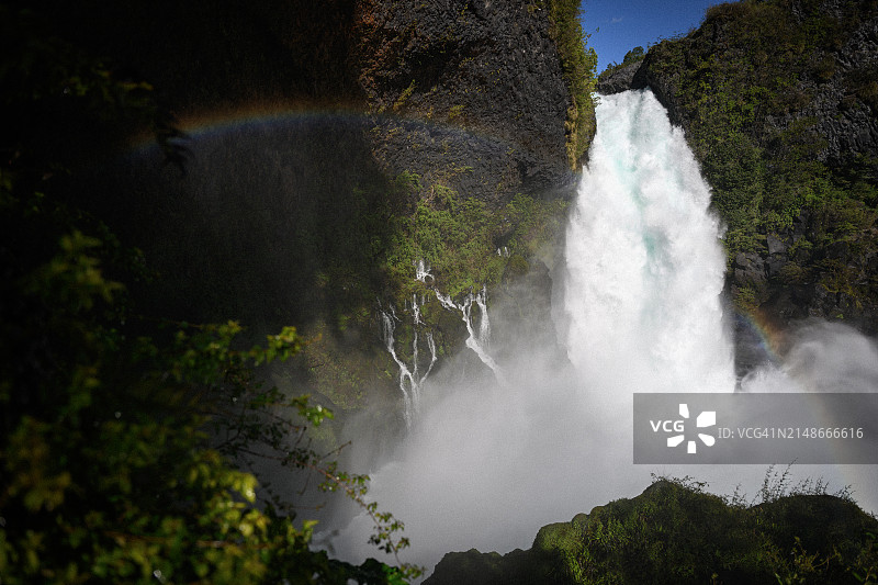 智利Neltume的森林瀑布风景图片素材