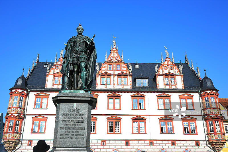 科堡历史悠久的老城区中心，可以看到萨克森的阿尔伯特亲王雕像。科堡，上法兰克尼亚，巴伐利亚，德国，欧洲图片素材
