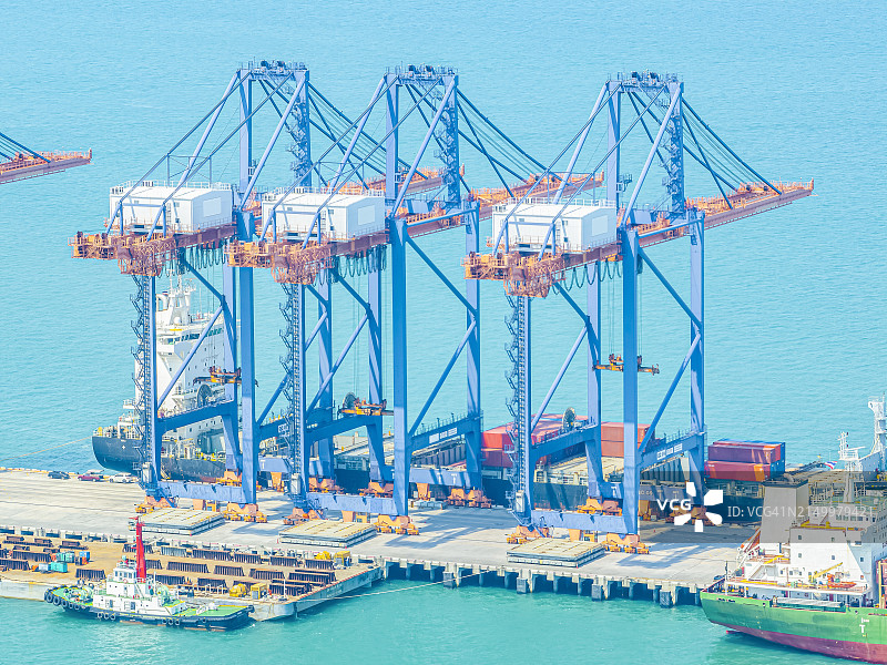 鸟瞰图，国际集装箱航运港口的起重机正在将集装箱装上船。全球进出口业务及物流。全球运输业务。图片素材
