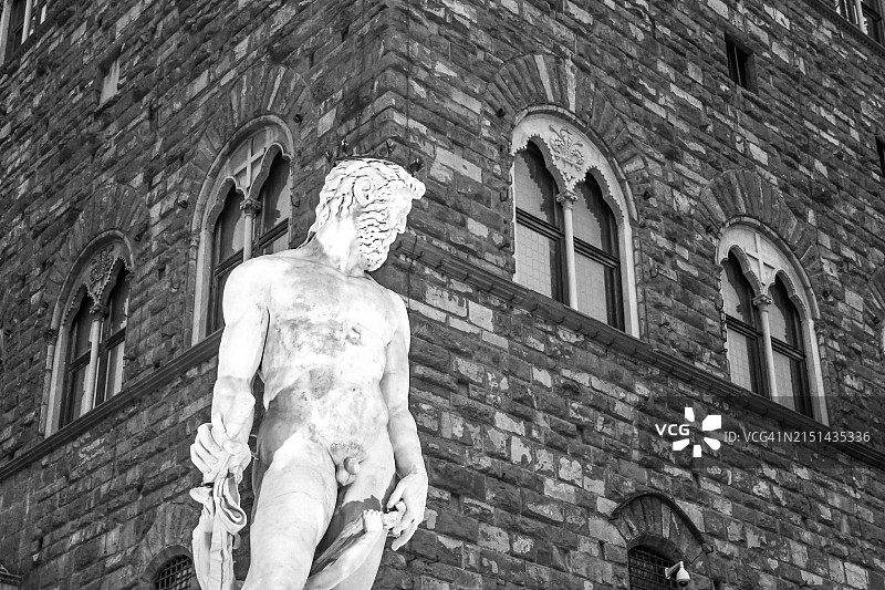黑色和白色。海王星喷泉的顶部(公元16年)，位于意大利托斯卡纳佛罗伦萨市政厅所在地旧宫(公元13年)前的领主广场图片素材