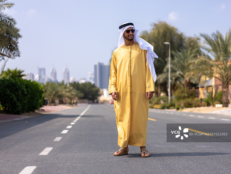 迪拜街头的阿拉伯青年图片素材
