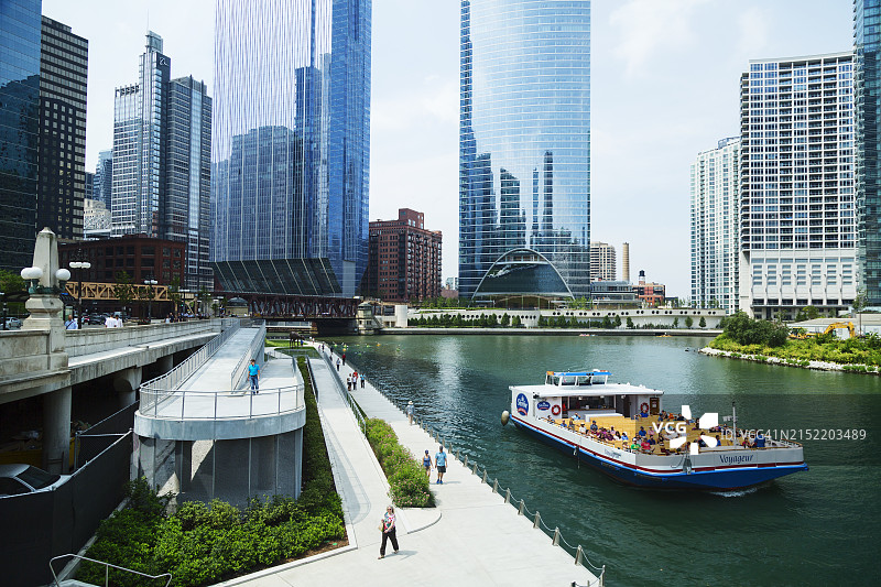 游船游客在伊利诺伊州芝加哥市中心的芝加哥河上游弋。图片素材
