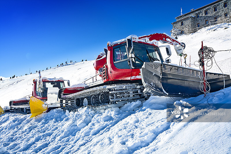 滑雪站的红色扫雪机图片素材