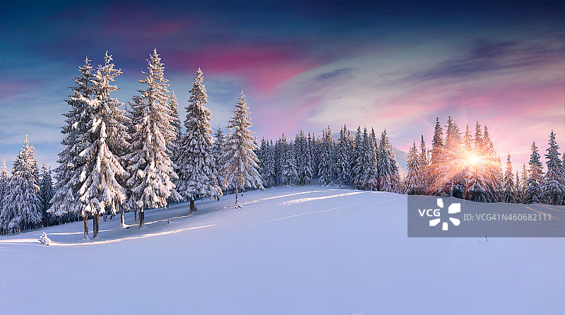 山上冬季日出的全景图片素材