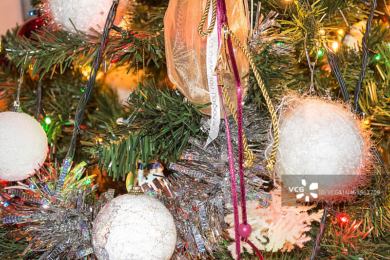 圣诞树上的装饰品特写镜头图片素材