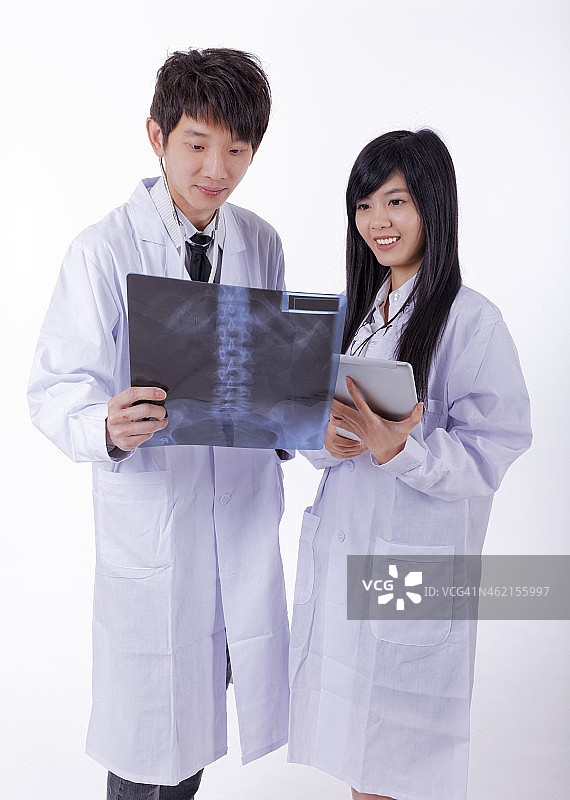 两名医生在医院看x光片图片素材