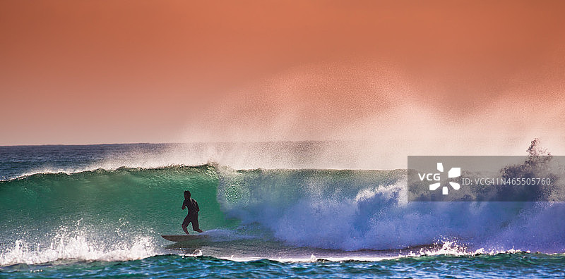 在巴厘岛的蓝色海浪冲浪者图片素材