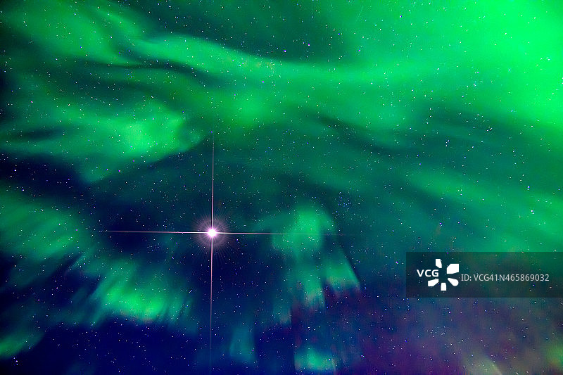美丽的北极光和冰岛的幸运星图片素材