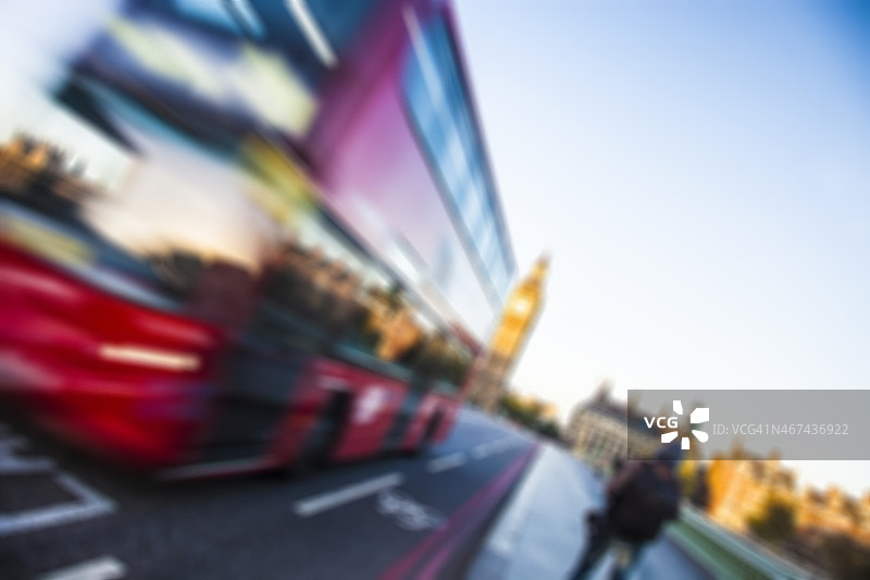 快速公共汽车在城市的交通高峰时间图片素材