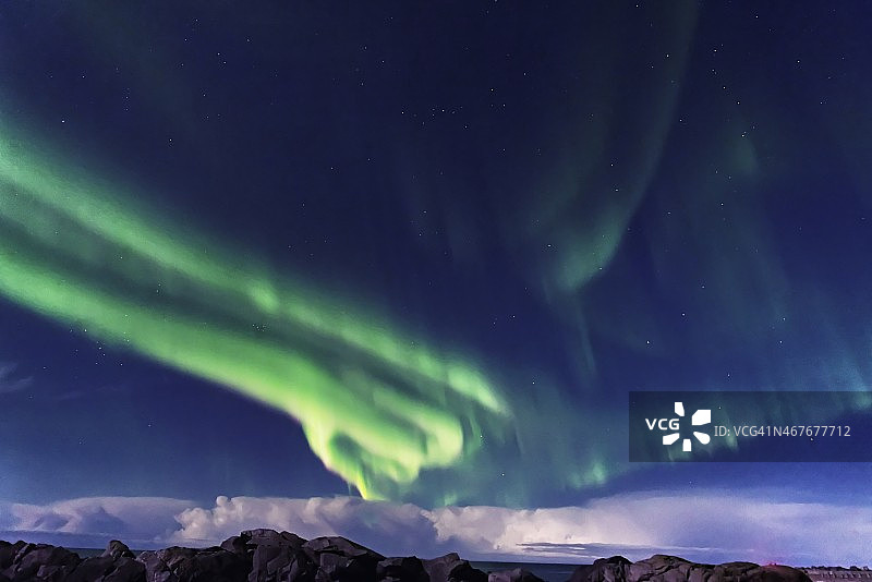 挪威罗浮敦市斯沃瓦尔附近的北极光与满月图片素材
